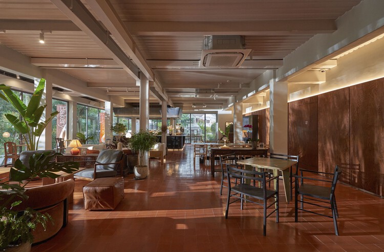 Desain Toko Roti The Lab Saigon Merah Dominan