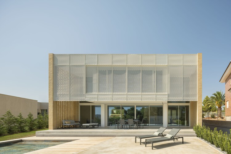 Estudi La Caseta: Sebuah Studi tentang Rumah Berlantai Dua