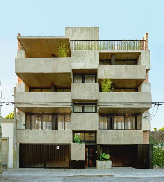 Gedung Apartemen Gabbro Refinería Oleh Arsitek Ambrosioni Balparda