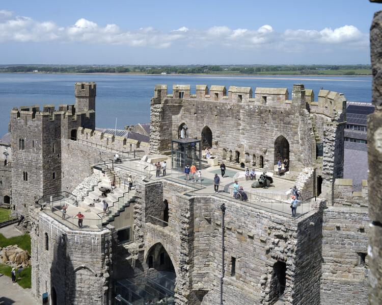 Gerbang Raja Kastil Caernarfon : Sebuah Tinjauan Mendalam