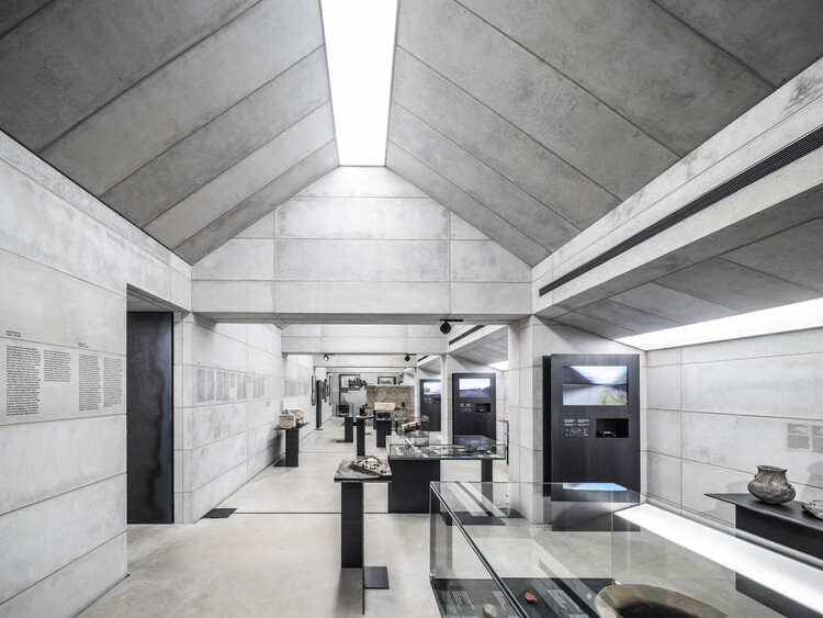 Sebuah Tinjauan Pameran di Loteng Museum Keuskupan Agung Olomouc / Šépka Architekti