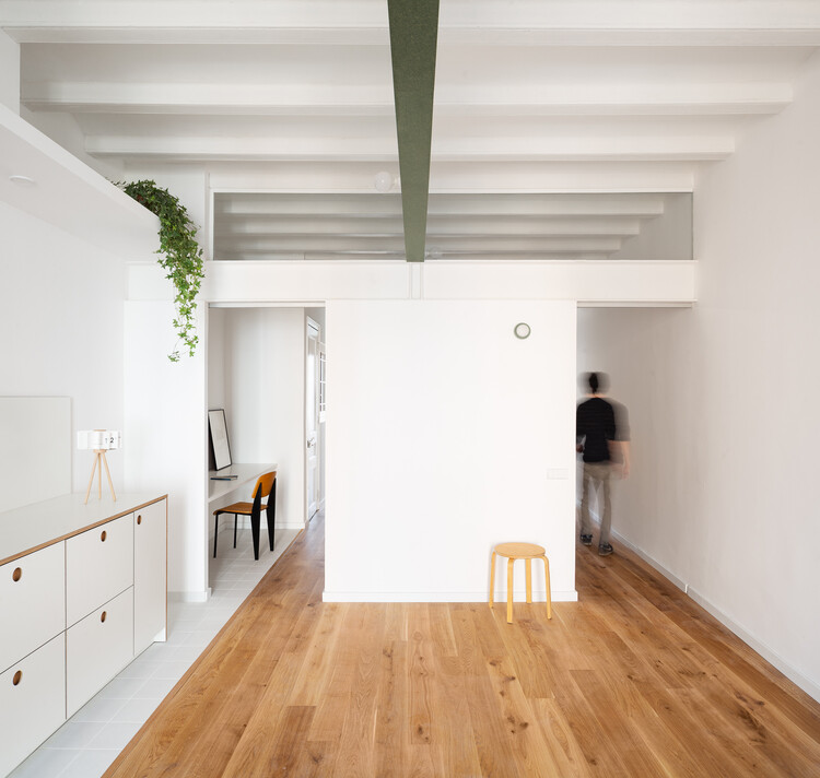 Renovasi Apartemen di Sants oleh Midori Arquitectura