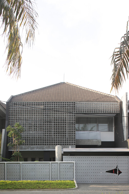 Renovasi Rumah Kecil Dengan Semen Expose T63 House