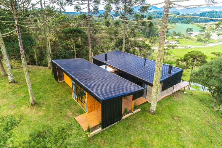 Rumah Araucárias / Karya Alexandra Lima Demenighi dan Rodrigo Vargas Souza