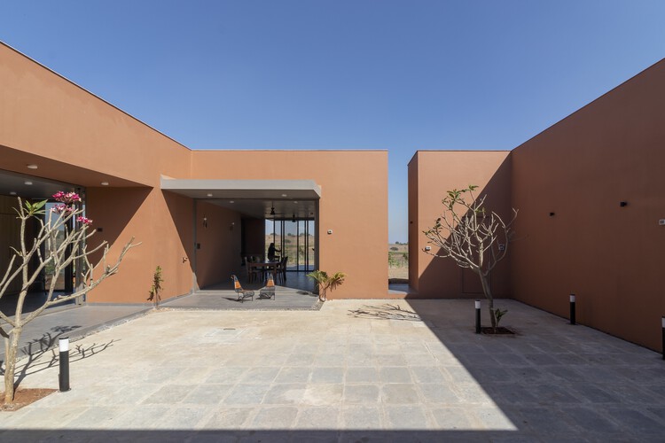 Desain Rumah Farmhouse di India