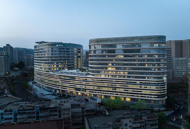 Tinjauan Gedung Medis Darurat di Rumah Sakit Qilu Universitas Shandong Karya Arsitek MENG
